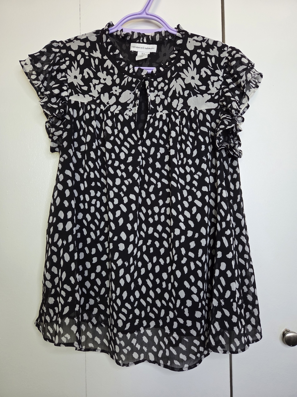 Cupcakes & Cashmere Women's S Black & White Dot Floral Ruffle Sleeve Blouse